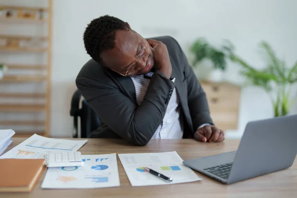 Burnout Amerikansk Afrikansk Affärsman Stress Arbetar Med Många Pappersarbete Dokument — Stockfoto