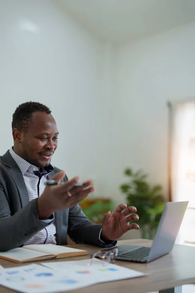 Африканский Американец Видео Звонок Ноутбук Приветствие Встреча Консультации Интернет Планирование — стоковое фото