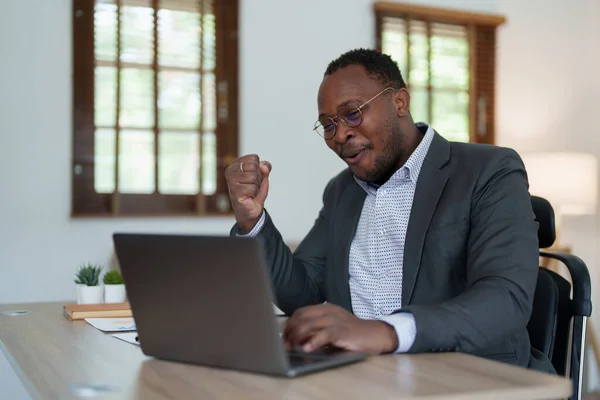 Мужчина Среднего Возраста Американский Африканский Бизнесмен Держит Ноутбук Поднятыми Руками — стоковое фото