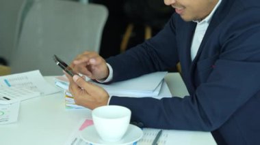 Ofiste cep telefonu kullanan bir iş adamı. Yüksek kalite 4k görüntü