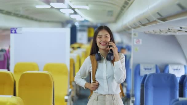 Sød Asiatisk Teenage Pige Taler Telefon Med Ven Mens Fly – Stock-video