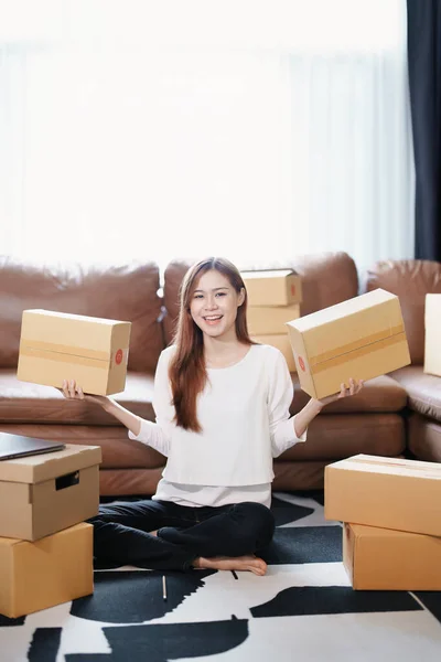 Start Kleinunternehmerin Unabhängiger Asiatischer Online Verkäuferinnen Verpackung Von Produkten Für — Stockfoto