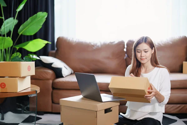 创业的独立亚洲女企业家网上包装产品给客户和中小企业送货的概念 — 图库照片