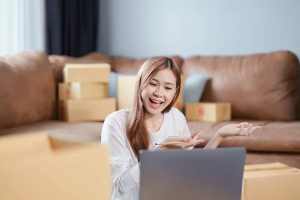Beginnend Mit Kleinunternehmerin Unabhängiger Asiatischer Online Verkäuferinnen Die Auf Computer — Stockfoto