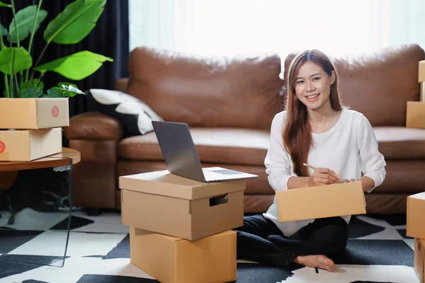 Start Kleinunternehmerin Unabhängiger Asiatischer Online Verkäuferinnen Verpackung Von Produkten Für — Stockfoto