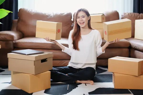 创业的独立亚洲女企业家网上包装产品给客户和中小企业送货的概念 — 图库照片