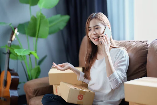 Beginnend Mit Kleinunternehmerin Unabhängiger Asiatischer Online Verkäuferin Die Mit Einem — Stockfoto