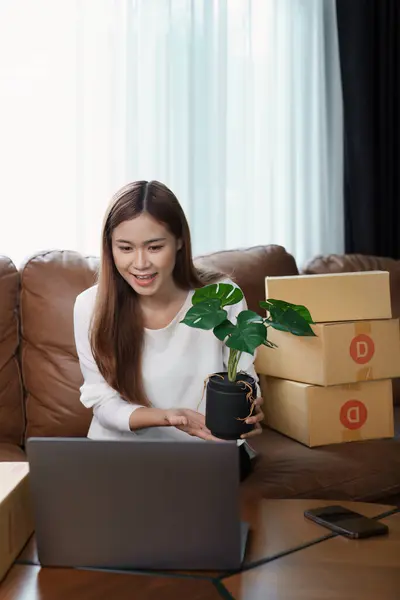 Beginnend Mit Kleinunternehmerin Einer Unabhängigen Jungen Asiatischen Online Verkäuferin Die — Stockfoto