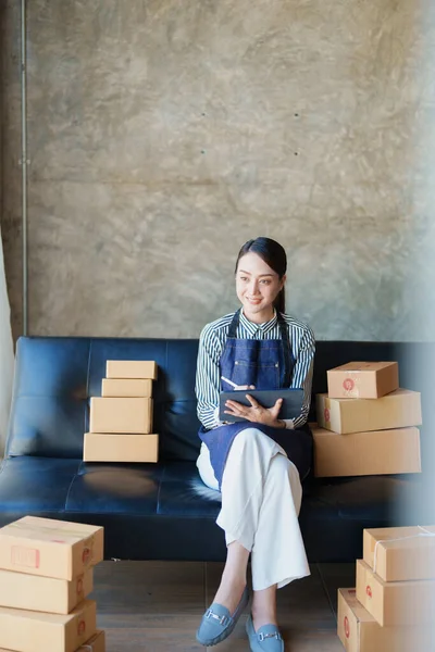 Beginnende Kleine Ondernemer Van Onafhankelijke Aziatische Vrouwelijke Online Verkoper Die — Stockfoto