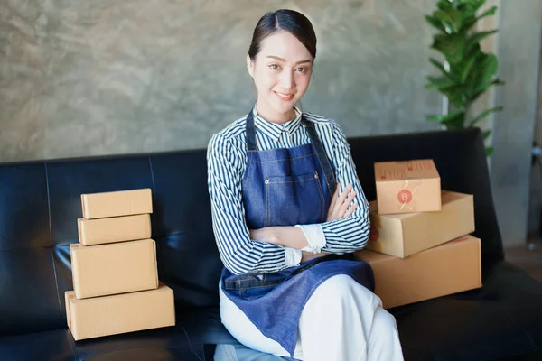 Beginnende Kleine Ondernemer Van Onafhankelijke Aziatische Vrouwelijke Online Verkoper Verpakking — Stockfoto