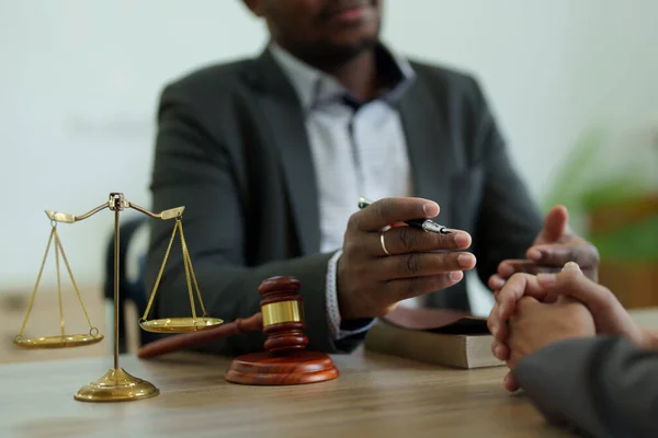 아프리카 미국인 변호사 사무소에서 계약이나 계약에 논의하는 변호사 거래를 합법적으로 — 스톡 사진
