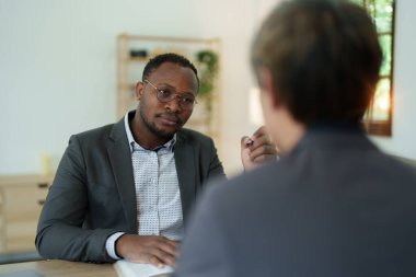 Afro-Amerikan avukat, avukatlar hukuk bürosundaki sözleşme veya iş anlaşmasını tartışıyor iş adamları anlaşma belgelerini yasal hale getiriyor, adalet danışma servisi kavramları....