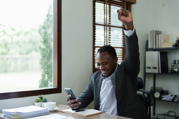 Мужчина Среднего Возраста Американский Африканский Бизнесмен Держит Смартфон Мобильный Поднятыми — стоковое фото