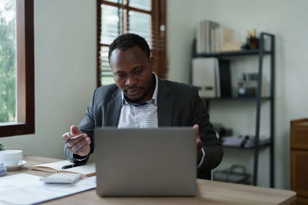 Африканский Американец Видео Звонок Ноутбук Приветствие Встреча Консультации Интернет Планирование — стоковое фото