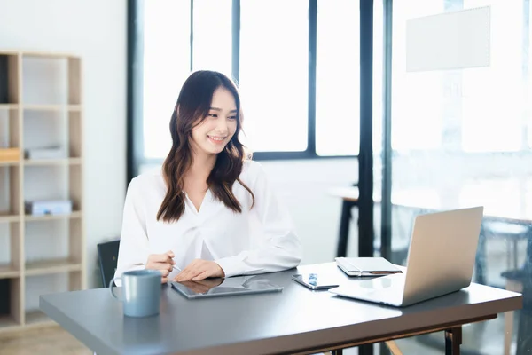 Geschäftsinhaberin Oder Asiatische Marketingfachfrau Nutzen Tablet Computer Büro — Stockfoto