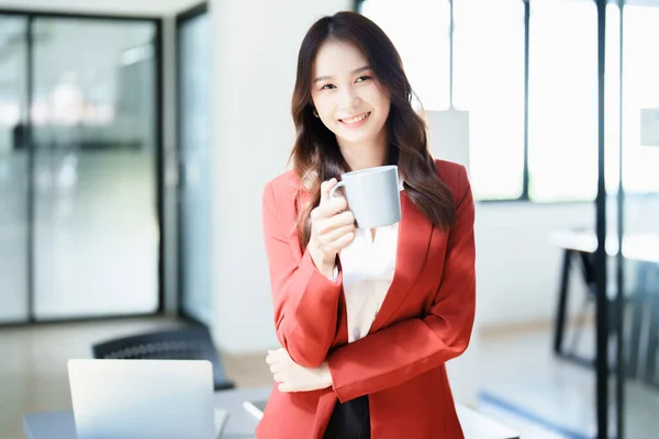 Zakenvrouw Zit Drinkt Koffie Glimlacht Gelukkig — Stockfoto