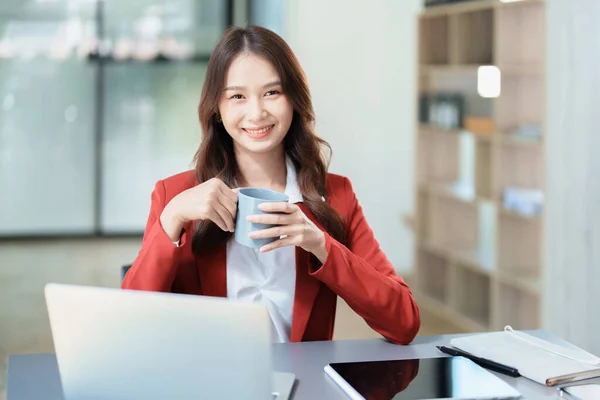 Retrato Una Mujer Negocios Hablando Computadora Tomando Café — Foto de Stock