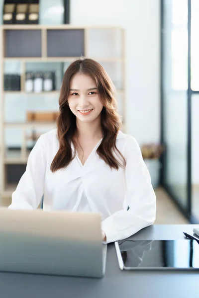 Ondernemer Aziatische Vrouwelijke Marketeers Zijn Met Behulp Van Tablet Computer — Stockfoto