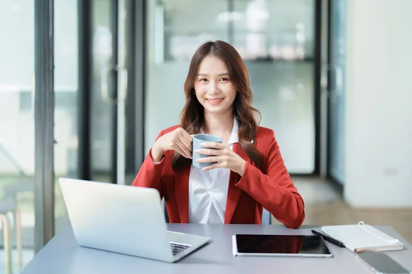 Retrato Una Mujer Negocios Hablando Computadora Tomando Café — Foto de Stock