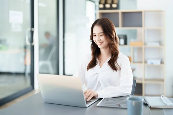Владелец Бизнеса Азиатские Женщины Маркетологи Используют Планшетный Компьютер Офисной Работе — стоковое фото