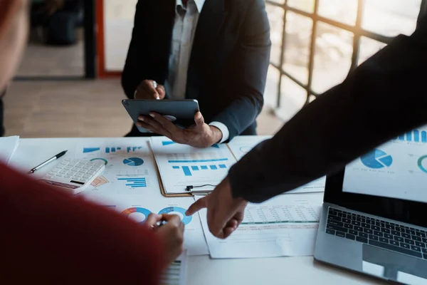 Toplantı odasındaki mali raporda durumu analiz etmek ve tartışmak için takım iş danışmanı toplantısı. Belgeler, hesap makinesi ve bilgisayar bilgisayarı kullanılıyor.