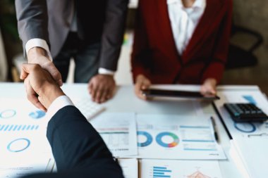 Asyalı girişimciler, iki şirket arasındaki yatırım ve mali gücü artırma anlaşmasını kutlamak için tokalaşıyorlar. anlaşma kavramı.