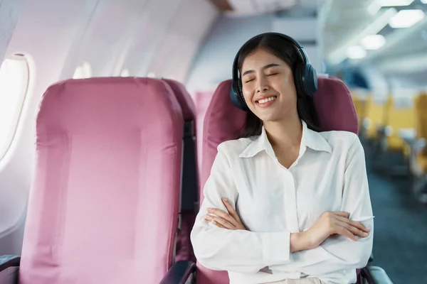 Fiatal Ázsiai Vonzó Üzletasszony Utas Üzleti Osztályú Luxus Repülőgép Miközben — Stock Fotó