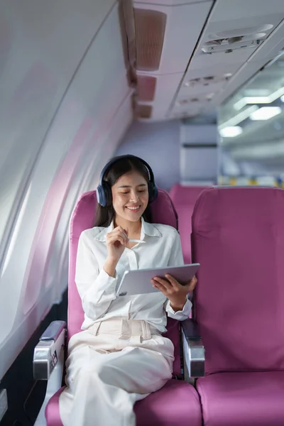 Молодая Азиатская Привлекательная Бизнес Женщина Пассажир Сидит Роскошном Самолете Бизнес — стоковое фото