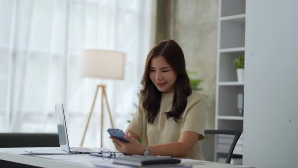 Asiatisk Kvinna Använda Smartphone Firar Lyckad Seger Leende Kvinnlig Entreprenör — Stockvideo