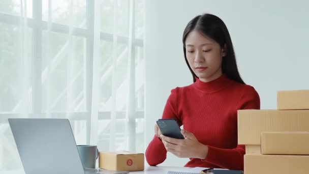 電子商取引 中小企業 いくつかの 美しいアジアの女性は スマートフォンでオンライン製品の販売を見た後 ストレスや不満を表現する計画 燃え尽き症候群の概念を満たすために失敗します — ストック動画