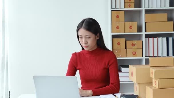 Commerce Mały Biznes Sme Piękna Azjatka Wyrażając Stres Frustrację Obejrzeniu — Wideo stockowe