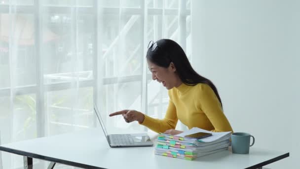 Ung Vacker Asiatisk Kvinnlig Arbetstagare Som Arbetar Hårt För Företag — Stockvideo