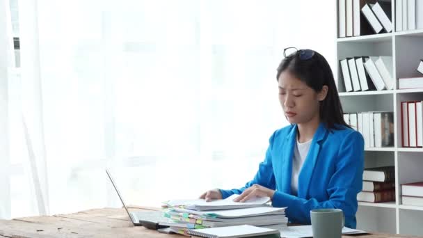 Síndrome Burnout Estrés Papeleo Trabajador Oficina Blanca Asiática Que Busca — Vídeos de Stock