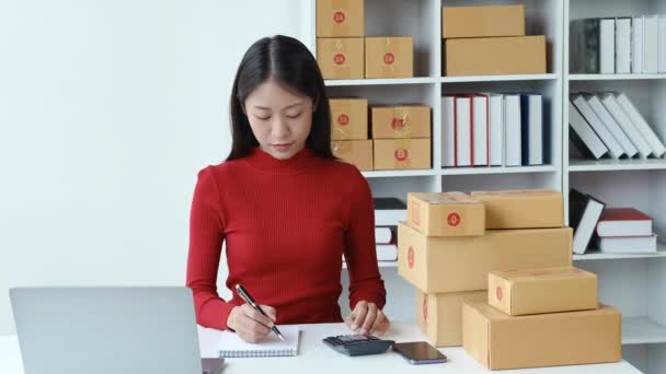 Commerce Kleinunternehmen Sme Schöne Asiatische Frau Die Auf Notiz Schaut — Stockvideo