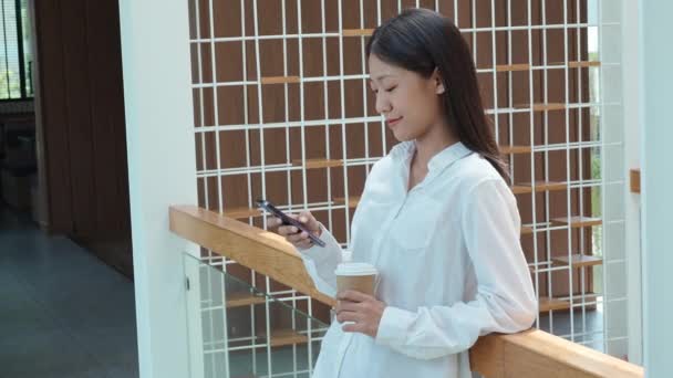 Молодая Азиатская Самозанятая Женщина Показывающая Улыбающееся Лицо Счастье Используя Мобильный — стоковое видео
