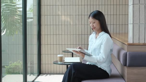 Joven Mujer Asiática Trabajando Tableta Ordenador Tomar Notas Cuaderno Café — Vídeos de Stock