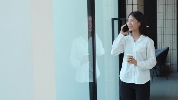 Молодая Азиатская Самозанятая Женщина Показывающая Улыбающееся Лицо Счастье Используя Мобильный — стоковое видео