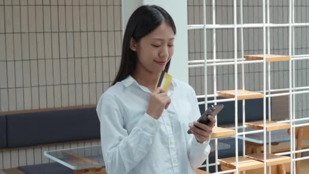 Młoda Piękna Azjatka Używająca Smartfona Karty Kredytowej Płacenia Towary Lub — Wideo stockowe