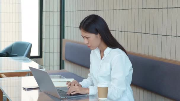 Joven Asiático Trabajando Computadora Con Expresión Estresado Frustrado Del Trabajo — Vídeos de Stock