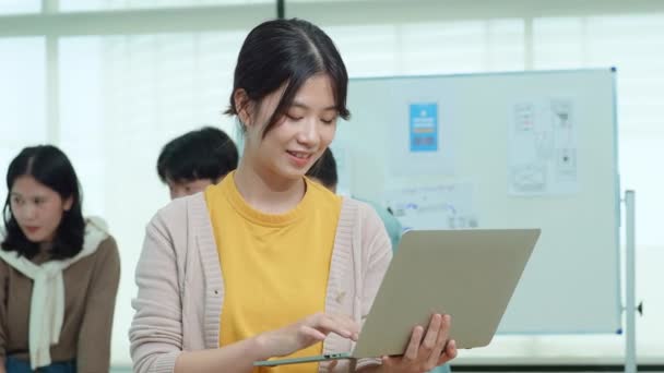 Ázsiai Kreatív Csapat Programozás Csoportja Számítógéppel Miközben Tervezők Részt Vesznek — Stock videók
