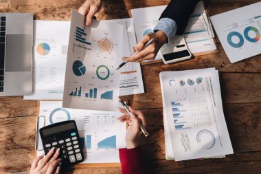 Girişim işi, iş danışmanı yatırım takım çalışması planlama stratejisini açıkladı evrak denetimi ve toplantı odasında pazarlama, kâr ve şirket bütçesini tartıştı