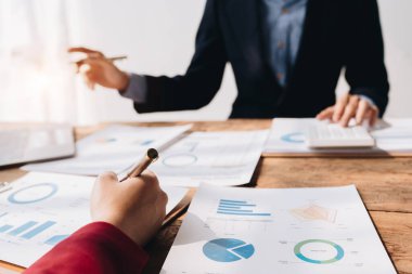 Girişim işi, iş ekibi planlama takım çalışması evrak denetimi pazarlama, kar, şirket bütçesi toplantı odasında tartışılır
