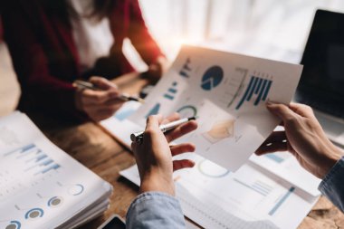 Girişim işi, iş danışmanı yönetim finans yatırım takım çalışması evrak işleri denetleme ve toplantı odasında pazarlama, kâr, şirket bütçesi tartışması