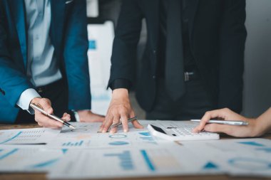 Toplantı odasındaki mali rapordaki durumu analiz etmek ve tartışmak için Asyalı iş danışmanı toplantısı. Yatırım Danışmanı, Finans, takım çalışması, beyin fırtınası, girişim ve muhasebe.