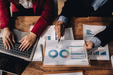 Girişim işi, iş danışmanı yatırım takım çalışması planlama stratejisini açıkladı evrak denetimi ve toplantı odasında pazarlama, kâr ve şirket bütçesini tartıştı