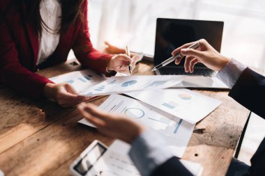 Girişim işi, iş danışmanı yönetim finans yatırım takım çalışması evrak işleri denetleme ve toplantı odasında pazarlama, kâr, şirket bütçesi tartışması