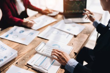 Girişim işi, yatırım takımının planlanması için iş danışmanlık stratejisi evrak denetimi ve pazarlama, kâr, şirket bütçesi toplantı odasında, borsa çizelgeleri