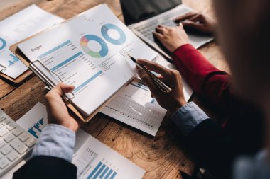 Girişim işi, iş danışmanı yatırım takım çalışması planlama stratejisini açıkladı evrak denetimi ve toplantı odasında pazarlama, kâr ve şirket bütçesini tartıştı