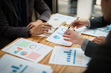 Toplantı odasındaki mali rapordaki durumu analiz etmek ve tartışmak için Asyalı iş danışmanı toplantısı. Yatırım Danışmanı, Finans, takım çalışması, beyin fırtınası, girişim ve muhasebe.