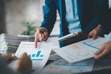 Toplantı odasındaki mali rapordaki durumu analiz etmek ve tartışmak için Asyalı iş danışmanı toplantısı. Yatırım Danışmanı, Finans, takım çalışması, beyin fırtınası, girişim ve muhasebe.